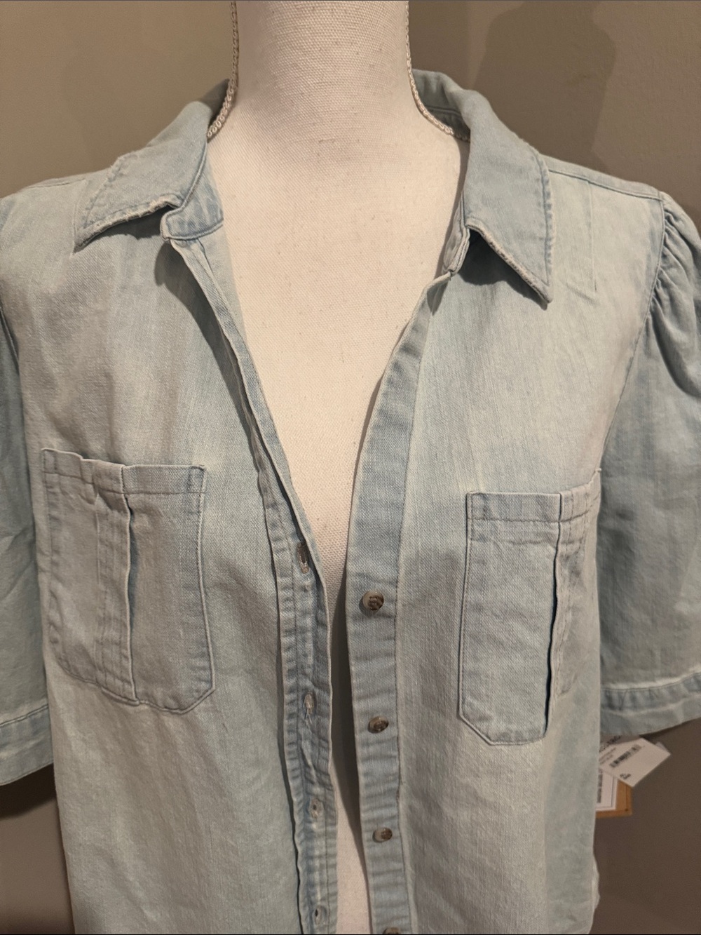 Democracy NWT Elbow Puff Sleeve Denim shirt in light wash - Picture 7 of 12